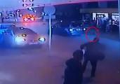 Topu yola kaçan Miraç, hafif ticari aracın çarpmasıyla yaralandı; kaza kamerada