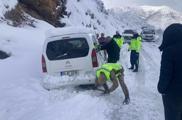 Bitlis'te kara saplanan araçtakilerin yardımına ekipler yetişti