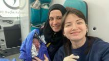 Ambulansta doğum yaptı