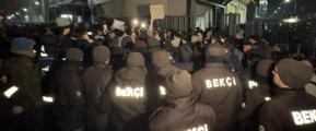 İstanbul-Avcılar'daki kız yurdunda yaşanan 'mutfak görevlisi' olayının ardından öğrenciler, yönetimi protesto etti