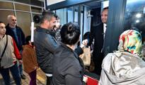Bornova'da metro çıkışında iftar kumanyası dağıtılıyor