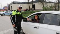 Yolcularla fotoğraf çektiren trafik polislerinden uyarı; lütfen bu güzel kareyi bozmayalım