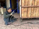 Çocukken engelli kaldı, kaynak yaparak geçimini sağlıyor