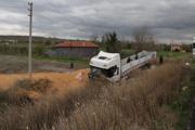 Aksaray'da TIR Devrildi: Sürücü ve Oğlu Yaralandı