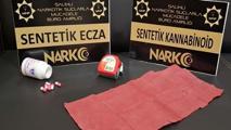 Ekipler bile şaştı kaldı! Üzerinde A4 kağıdına emdirilmiş uyuşturucu ele geçirildi