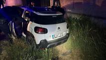 Mardin’de beton bariyere çarpan otomobildeki 3 kişi yaralandı
