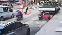 Motosiklet Kazası: Yaya Dengesini Kaybedip Yola Düştü