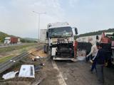 Otoyolda bariyerlere çarpan buğday yüklü TIR devrildi