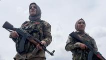 Güvenlik korucusu anne, silah arkadaşlarıyla vatan nöbetinde