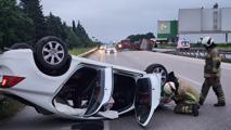 Kamyondan Dökülen Tomruklar Otomobile Çarptı