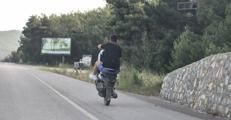 Motosiklet sürücüsünün tehlikeli yolculuğu kamerada
