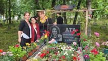 Balıkesir'de bir yıl önce bıcaklanarak öldürülen kurye, mezarı başında anıldı; Törene Mattia Ahmet Minguzzi’nin annesi de katıldı