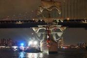 New York Brooklyn Köprüsü'ne gemi çarptı: İşte görüntüler
