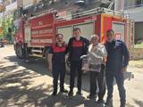 Kaçan muhabbet kuşunu yakalamak istedi, ağaçta mahsur kaldı