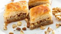 Bayram sofralarını tatlandıracak kıyır kıyır ev baklavasının püf noktası! Yufka yırtılmıyor, çarşaf gibi açılıyor