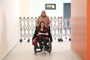 İlkokul ve ortaokula annesinin sırtında giden engelli Tuana üniversiteden mezun oldu