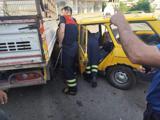 Kamyonetin altına giren otomobilde sıkışan sürücüyü itfaiye çıkardı