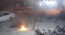 Otomobilin iki motosiklete çarptığı kaza kamerada; 1 ölü, 3 yaralı