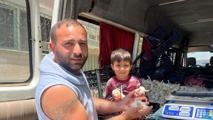 Ekmek parası için eşi ve çocuğu ile minibüste yaşıyor