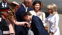 Macron çiftinin kritik İngiltere turu başladı! İngiliz basını: 'Elini tutmadı'