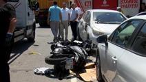 Üsküdar’da 3 araç birbirine girdi: Motosiklet sürücüsünün ayağı koptu