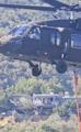 Yangına müdahale eden askeri helikopterin pilotu, kendisini selamlayan çocuğa el salladı