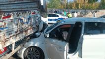 Batman’da kamyonete çarpan otomobilin sürücüsü yaralandı