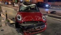 İstanbul - Kadıköy’de ağaca çarpan otomobil takla attı: 2 yaralı