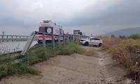 Su kanalına düşen otomobildeki 4 kişi yaralandı