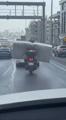 İstanbul - Beylikdüzü'nde motosikletle yatak taşıdı