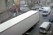 Beylikdüzü'nde şoförün el frenini çekmeyi unuttuğu TIR minibüse çarptı