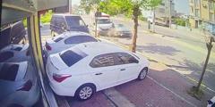 Kamyonet ile otomobilin çarpıştığı kaza kamerada; 2 yaralı