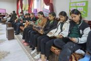 Genç’te protokol üyeleri, öğrencilerle kitap okudu
