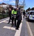 Kendisini yolun karşısına geçiren trafik polisini yanaklarından öptü