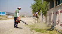 Yunusemre'den Karaali'de ot biçme çalışması