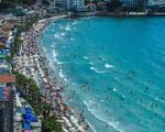 Kuşadası'nda sıcak hava bunalttı; plajlar doldu