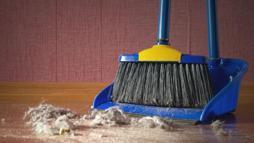 Süpürgeyi hiç böyle kullanmadınız! Evde işe yarayan kuaför tüyosu