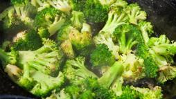 Brokoliyi böyle haşlamak hata! Karıştırınca çıkıyor, karaciğeri temizleyen cevher
