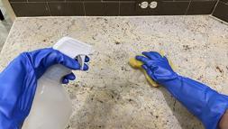 Granit tezgahı saniyeler içinde eritiyor! İşin sırrı ılık suda saklı