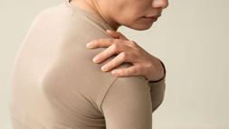 Kolunuzdaki ağrıyı hafife almayın! Nedeni “donuk omuz” olabilir: İyileşme bir yılı buluyor