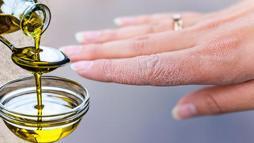 Kışın çatlayan elleri pamuk gibi yapıyor! 1 kaşıkta yumuşacık