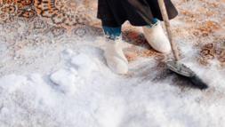 Karla halı temizliği böyle yapılıyormuş! En temiz hali için dışarıda bekletin