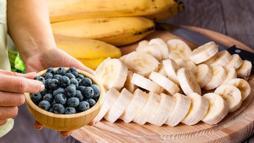 Bu meyveleri muzun yanında tutmayın! Sağlığa faydasını azaltan antosiyanin etkisi