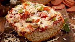 Kahvaltıda sofranın yıldızı: Ekmek pizza tarifi! Dakikalar içinde hazır