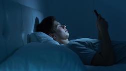 Yatmadan önce telefona bakanlara uzmanından uyarı: "Beyniniz size oyun oynuyor"