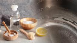 Kararmış ve kireçlenmiş çaydanlığı ayna gibi yapıyor! Köpürtüp lekeyi söküyor