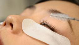 Kirpikleri uzatıp dolgunlaştırıyor! Ev yapımı doğal serum, 5 dakikada hazır