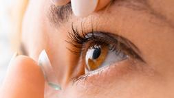 Reçetesiz satılan renkli lensler kalıcı görme kaybına neden olabilir