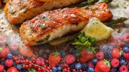 Orman meyveli salsa soslu somon 25 dakikada hazır! Hem acı hem tatlı