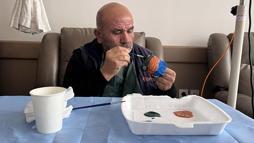 Kemoterapi koltuğunda resim fırçasıyla moral buluyorlar!